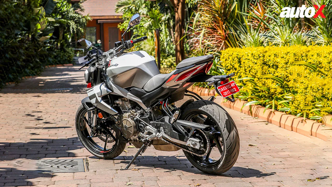 Aprilia Tuono 457-Stand-View.jpg