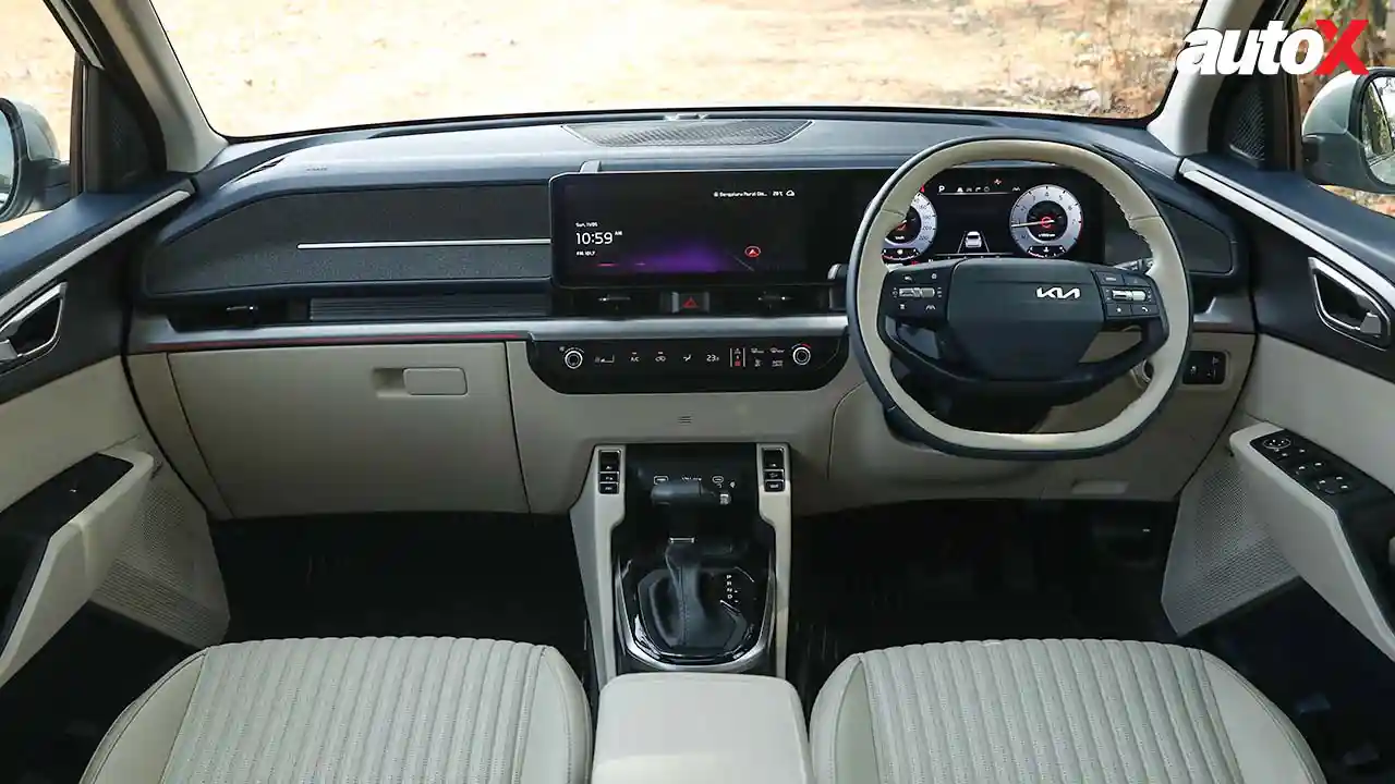 KIA Carens clavis interior .jpg
