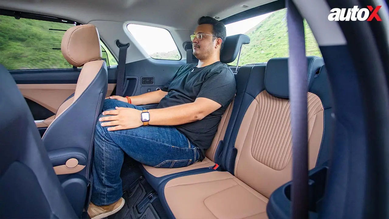 Hyundai Alcazar Review Last Row Seat Space.jpg