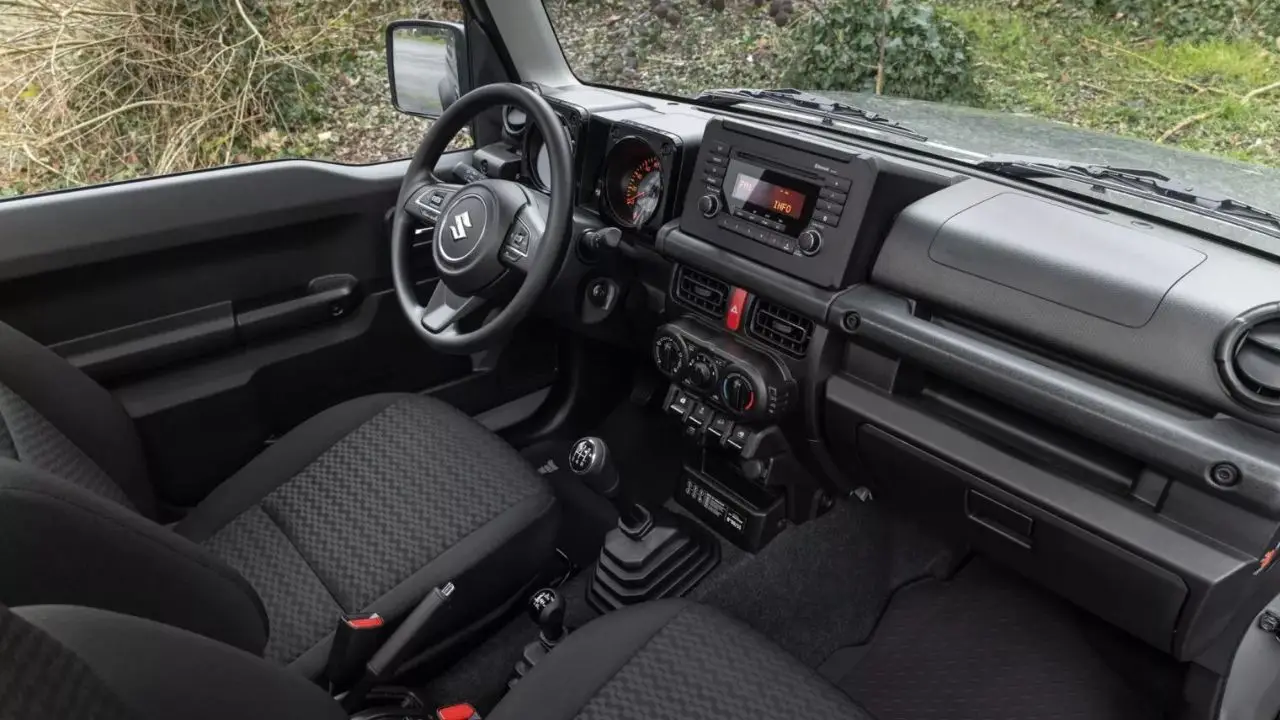 Suzuki-Jimny-France-interior.jpg