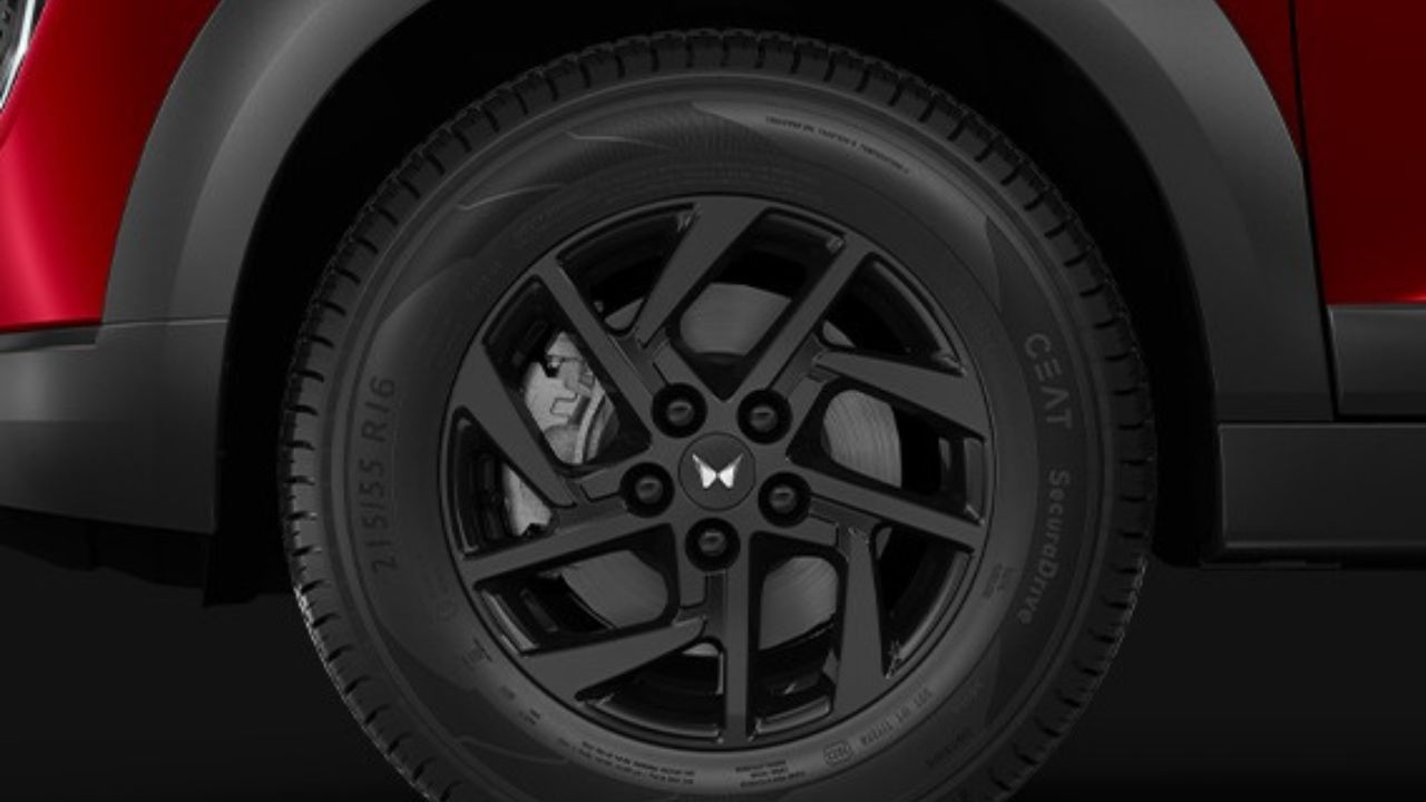 Mahindra XUV 3XO REVX Wheels.jpg