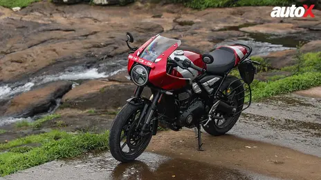 Triumph Thruxton 400 Front View