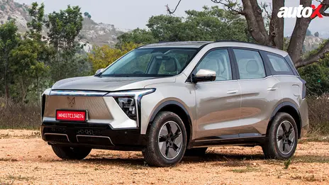 Mahindra XEV 9S Front Three Quarter 1765368478738