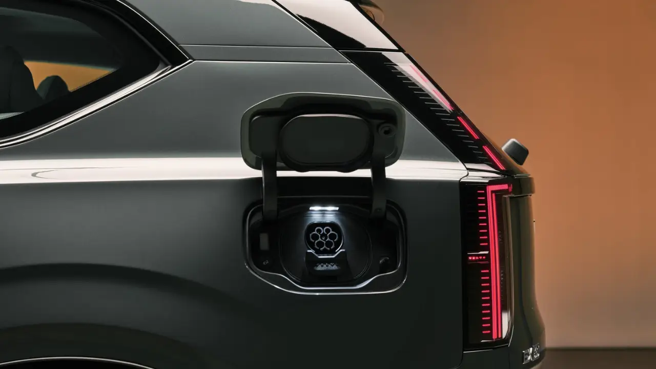 2027 Volvo EX60 Charging Port.png