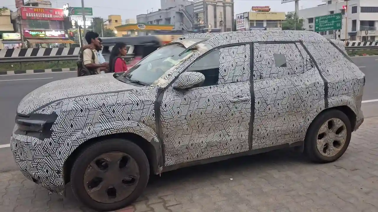 New Renault Duster Spied in India Side Shot.jpg