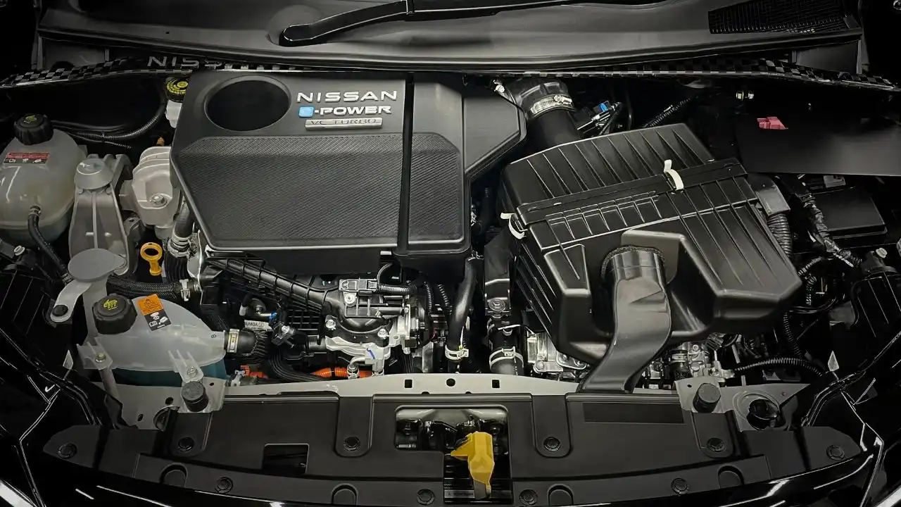 Nissan Aura Nismo RS Concept Engine.jpg