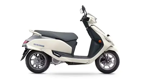 Suzuki E Access Pearl Grace White and Metallic Mat Fibroin Gray