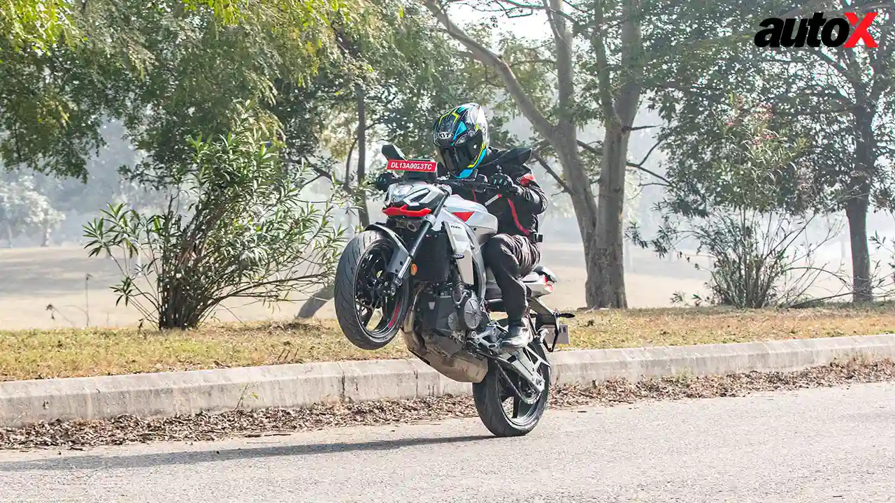 Aprilia Tuono 457-Motion.jpg