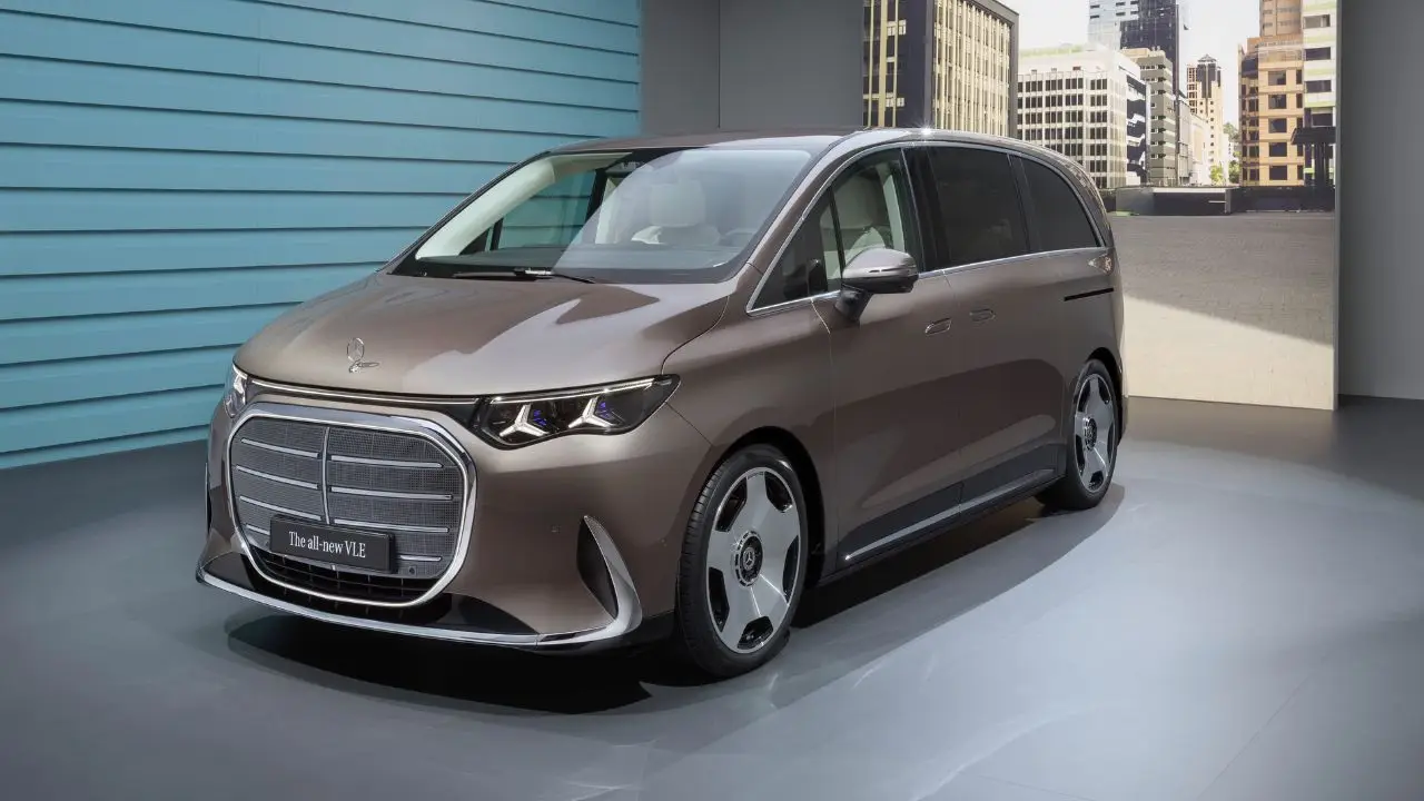 Mercedes-Benz VLE Debuts with 31.3-Inch 8K Foldable Display, Over 700 Km Range, and More