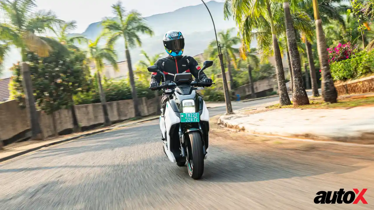 Yamaha EC-06 Front Tracking Shot.png