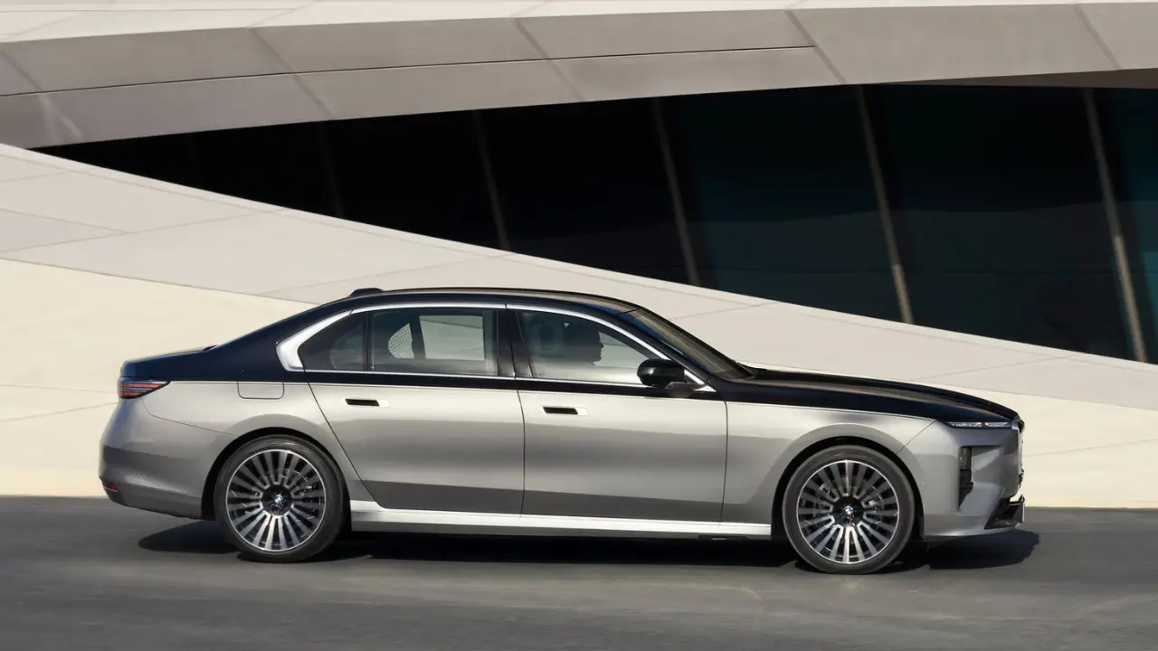2027 BMW 7 Series Side.png
