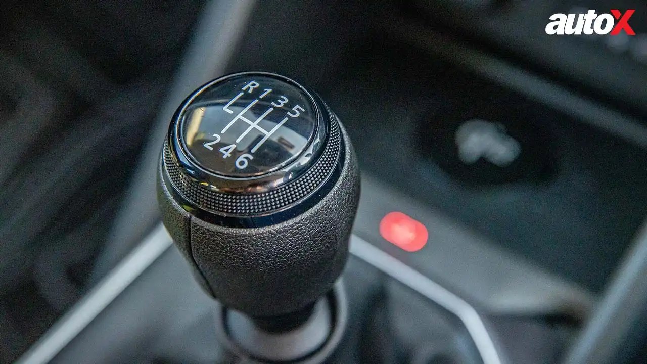 Renault_Duster_First_Impressions_Review_autoX_Gear_Lever.jpg