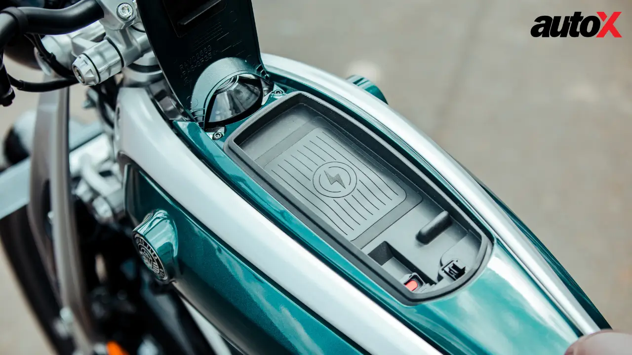 Royal Enfield Flying Flea C6 Wireless Smartphone Charging Pad.png