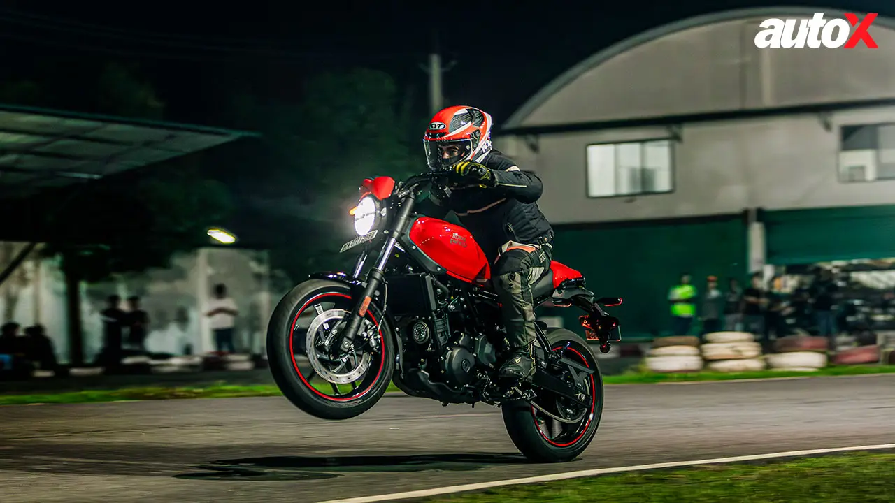 Royal Enfield Guerrilla 450 Apex-Motion.jpg