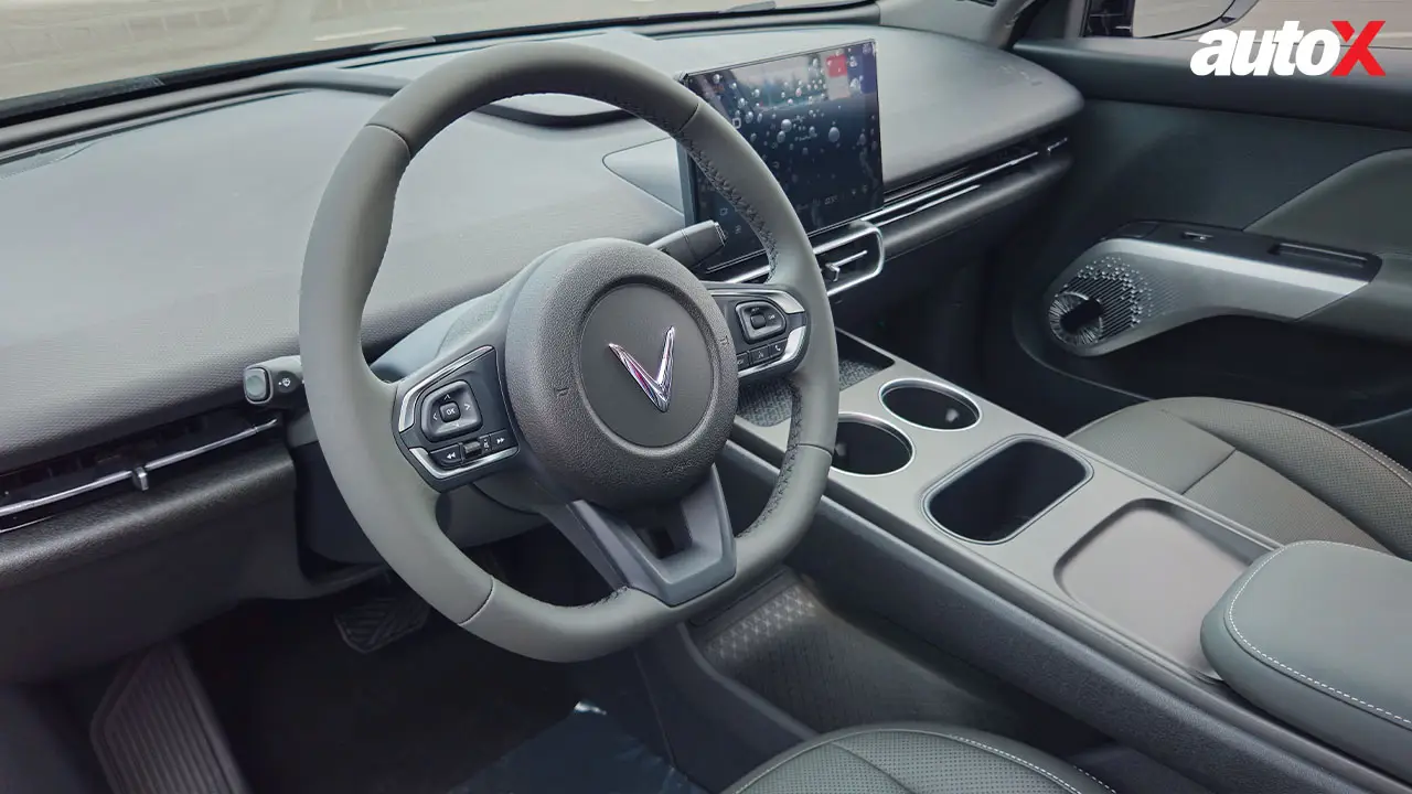 VinFast VF MPV 7 steering wheel.jpg